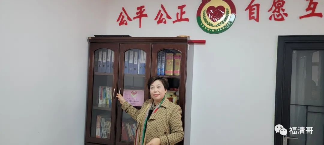 “布衣法官”，她用春風(fēng)化雨的愛溫暖人心