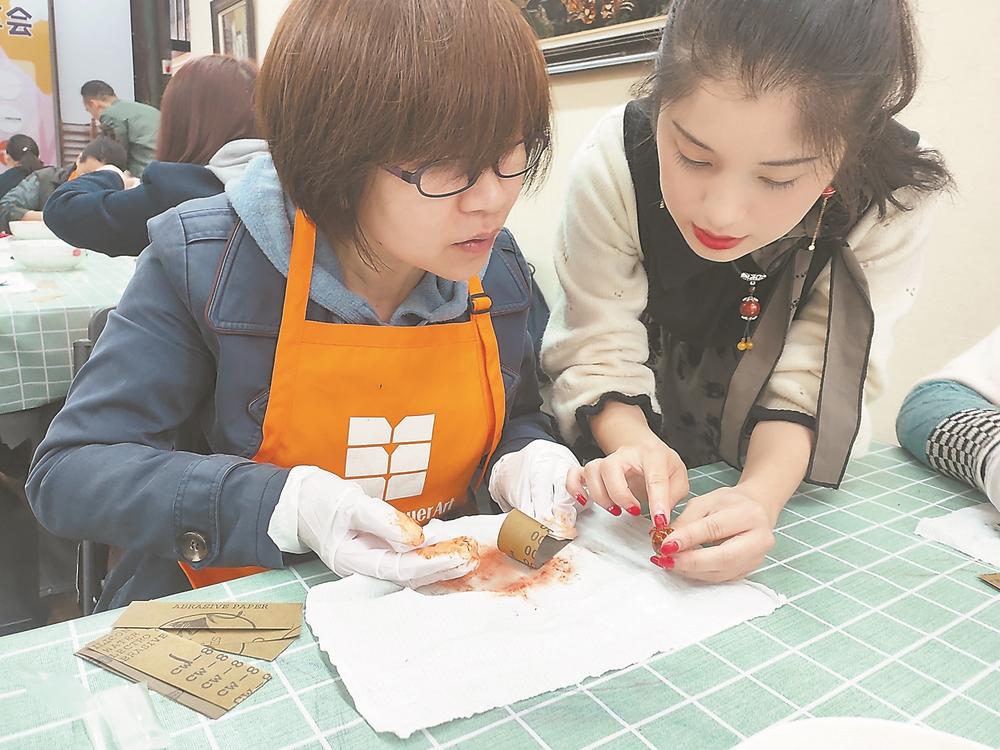 近40名在榕金門、馬祖女同胞共同感受脫胎漆器的獨(dú)特魅力