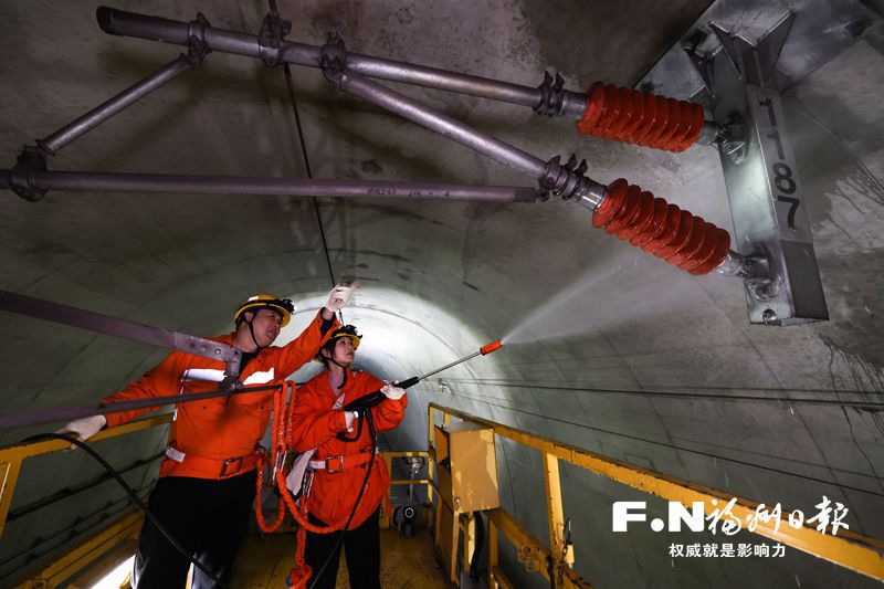 三高環(huán)境下詮釋巾幗不讓須眉 這朵花綻放在“華東第一隧”