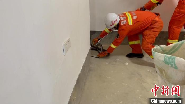 福州永泰2米長(zhǎng)眼鏡王蛇現(xiàn)村民家中 消防捕獲放生