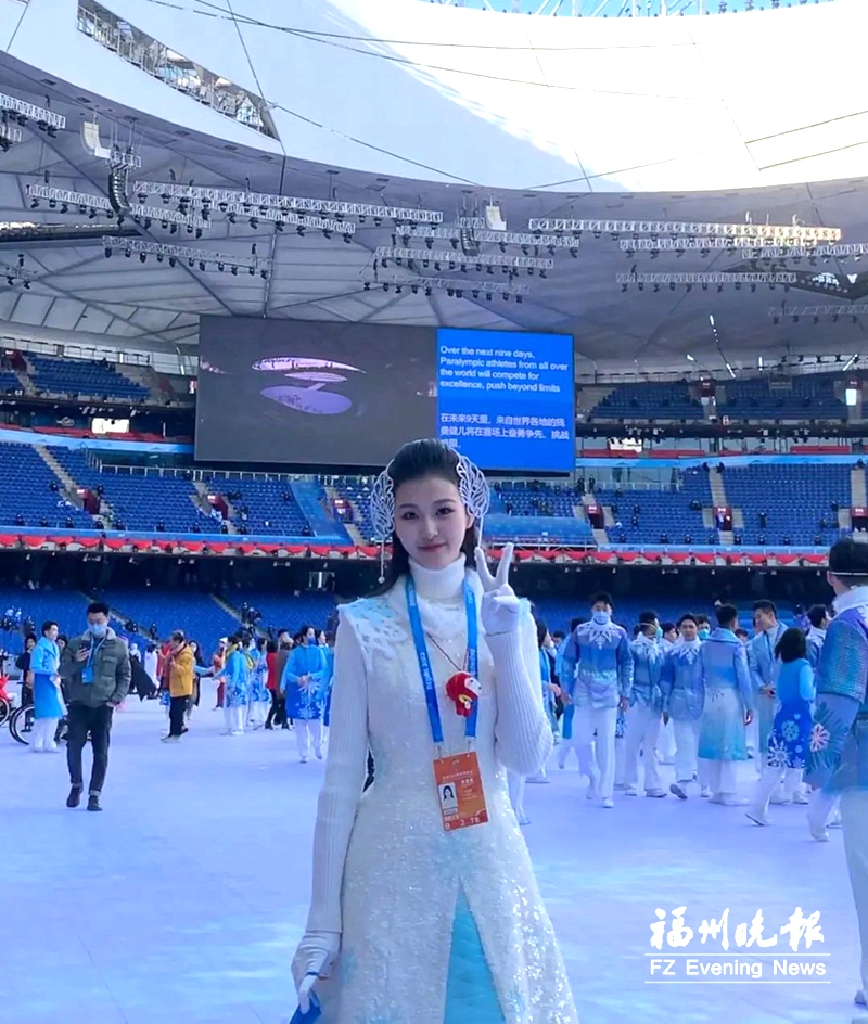 兩位福州姑娘高舉“雪花牌”驚艷世界