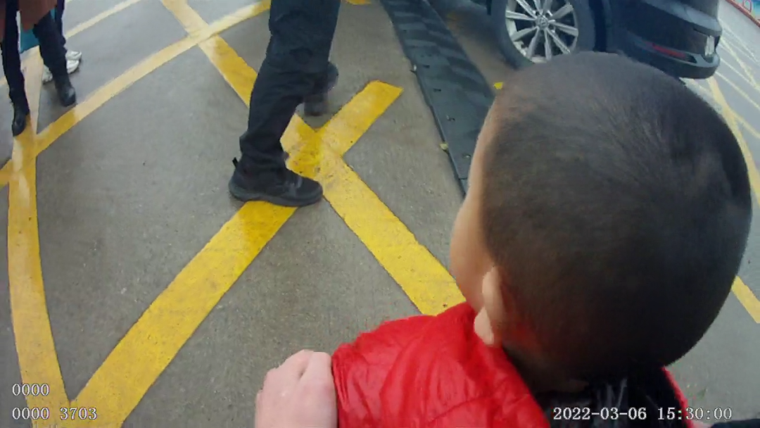 才2歲！福州一陌生男童拉著你“逛街”，是什么體驗？