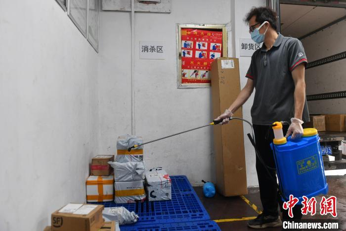 直擊快件消殺現(xiàn)場：消毒水“淋浴” 至少經(jīng)歷6次消殺