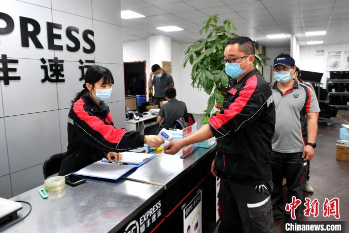 直擊快件消殺現(xiàn)場：消毒水“淋浴” 至少經(jīng)歷6次消殺